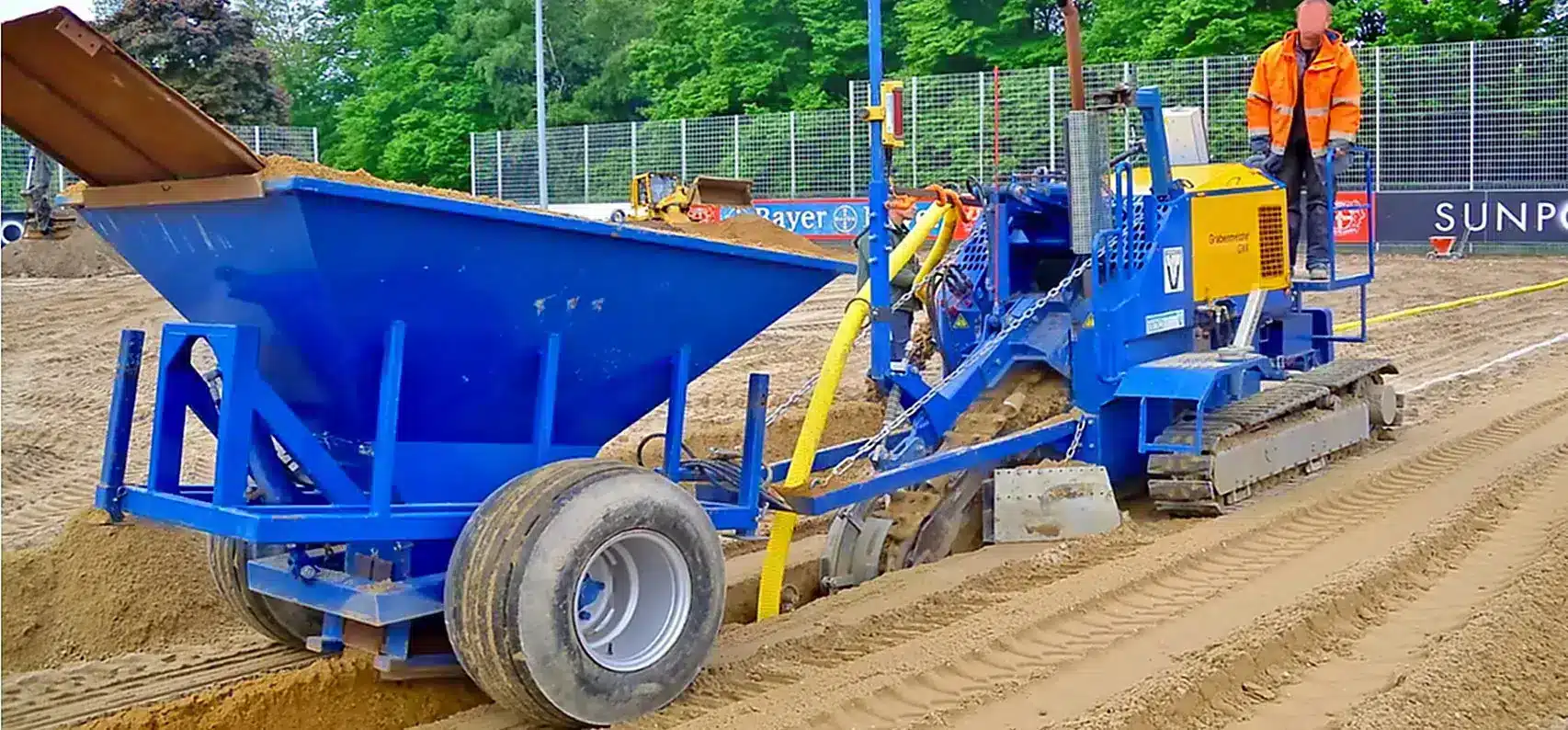 Verlegung von Kabelschutzrohren mit Grabenfräsen von Lingener Baumaschinen