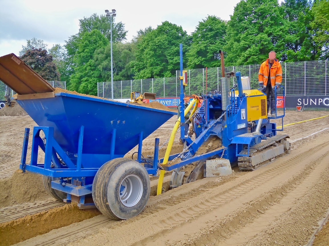 Drainagerohr verlegen: Schlitzgraben-Verfahren versus offener Grabenbau im Vergleich